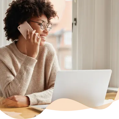 Três pessoas sentadas conversando numa reunião de negócios.